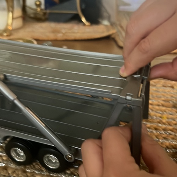 Tow truck has-been used still good condition and functional - Picture 9 of 10